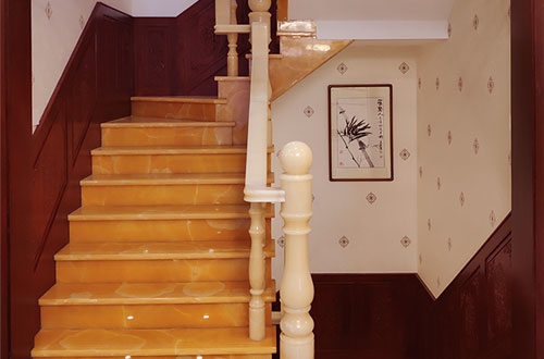 甘州中式别墅室内汉白玉石楼梯的定制安装装饰效果